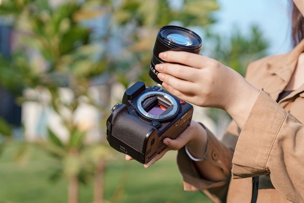 TTArtisan AF75mm F2 L Mount Black